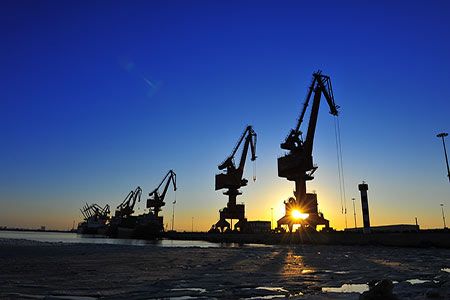 Associated Terminals commissions two cranes from Liebherr